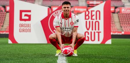 Claudio Echeverri posa durante su presentación como jugador del Girona.