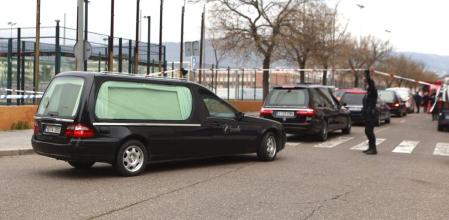 Llegada ayer de un coche fúnebre al Instituto de Medicina Legal de Córdoba
