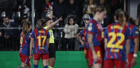 CASTELLÓN DE LA PLANA, 21/01/2026.- La colegiada del encuentro expulsa a la jugadora del FC Barcelona Kika Nazareth (18) durante el partido de semifinales de la Supercopa de España de fútbol disputado este miércoles ante el Athletic Club en el estadio Castalia, en Castellón de la Plana. EFE/Manuel Bruque