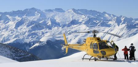 El heliski permite practicar el esquí en parajes remotos de difícil acceso al que solo se puede llegar en helicóptero 