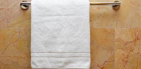 El truco casero para que tu toalla huela siempre fresca y no tenga bacterias: “Hazlo después de cada uso”