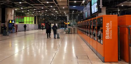 La estación de Sants recupera Rodalies pero se despierta más vacía de lo habitual: “No tenía previsto coger el tren”