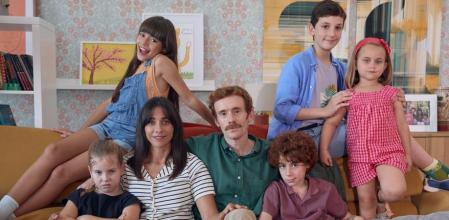 Daniel Pérez de Prada y Mariam Hernández dan vida a los padres de esta familia con cinco hijos