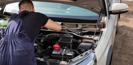 Si tu coche no arranca fluido al empezar el día puede ser síntoma de un problema de la batería: “Es muy malo para el sistema electrónico”