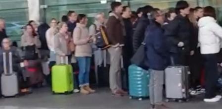 En ocasiones estos últimos días las colas se prolongaron por el exterior de las terminales