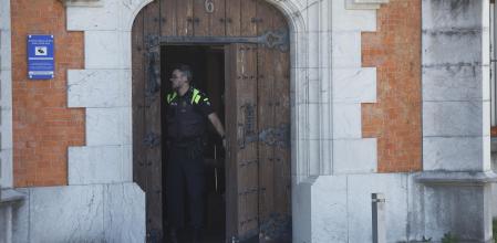 Agentes de la Ertzaintza registraron el edificio de Santa Clara donde se encuentran las oficinas del área de Urbanismo del Ayuntamiento de Getxo.