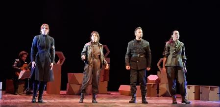 Una imagen de escena del musical 'L’arquitecte prohibit' en la presentación en Lluïsos d’Horta