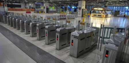 Aspecto de la estación Passeig de Gràcia ayer sábado por la tarde:&nbsp;el servicio seguirá paralizado al menos durante todo el domingo