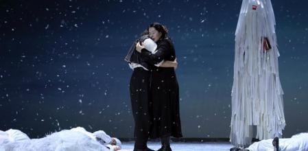 Abramović aparece solo al final para entregarse a una emocionante danza infinita con el coreógrafo