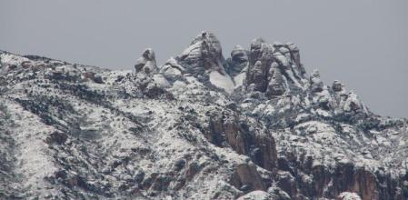 Los bomberos rescatan a dos escaladores atrapados por la nevada en Montserrat