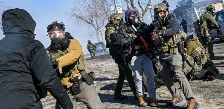 Una persona es detenida por un agente federal en medio de las protestas tras el asesinato del enfermero Alex Pretti el sabádo en Minneapolis&nbsp;