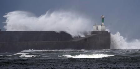 Rompeolas con el fortísimo oleaje golpeando esta tarde. Asturias,
