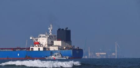 Un barco de guerra francés junto al Grinch en el mar de Alborán 