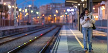 Una persona espera el tren en la Estación de Rodalies de Badalona, durante la caótica reapertura del servicio de Rodalies