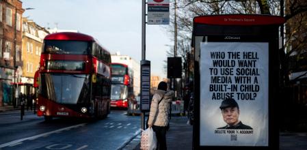 Un cartel de protesta contra las redes sociales de Elon Musk, hace unos días en una parada de autobús de Londres