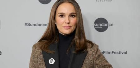 Natalie Portman luce un pin de “ICE Out” en el estreno de 'The Gallerist' en el Festival de cine Sundance este fin de semana. 