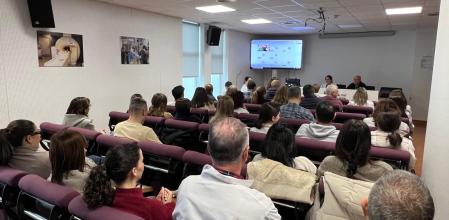 Imagen de la reunión de sanitarios del Hospital de La Ribera