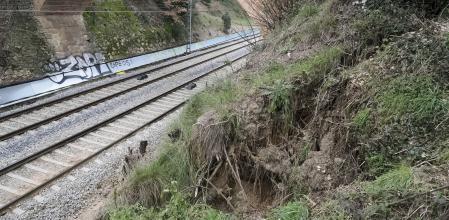 La tierra cedió por las lluvias de los últimos días y amenaza con descalzar unos árboles que Adif cortará en las próximas horas.