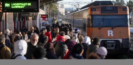 foto ANDREU ESTEBAN 26/06/2026 Situación del servicio de Rodalies en Mataró. Decenas de personas esperan para subir a uno de los trenes de Rodalies que circula tras el restablecimiento del servicio.