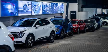 Vehículos en un concesionario de Barcelona