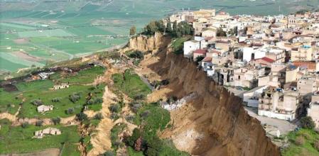Imagen impactante de decenas de edificios que han quedado suspendidos al borde del precipicio tras el corrimiento de tierra 