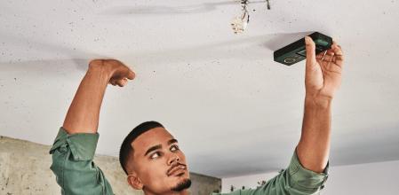 Este detector de metales y cables evita uno de los errores más comunes al taladrar