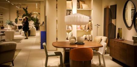 foto NACHO VERA GALBARRO (27/01/2026) Empresa de muebles Kave Home, clientes viendo sus muebles, en Av. Diagonal, 488, Barcelona.