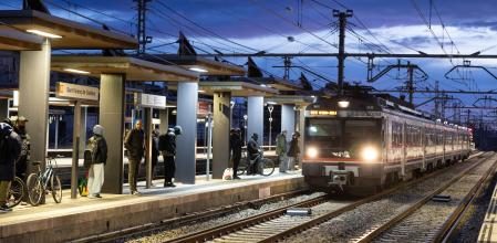 Los trenes regionales, como los que circulan por la estación de Sant Vicenç de Calders, están muy perjudicados por los cortes