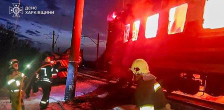 Los equipos de emergencia tratan de sofocar el incendio provocado por un dron ruso en un tren de pasajeros en Járkov, este martes