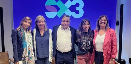 Vanesa Hernàndez y Laia Servera junto a las consejeras de la CCMA Àngels Ponsa y Carme Figueras y el director de TV3, Sigfrid Gras.