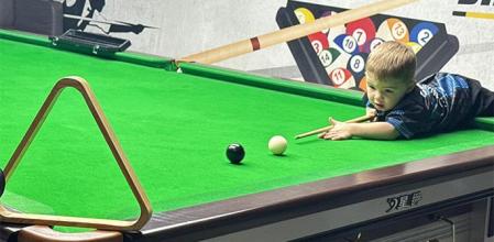 Jude Owens tiene dos años y ya cuenta con dos récords Guinness por su talento en el billar y el snooker