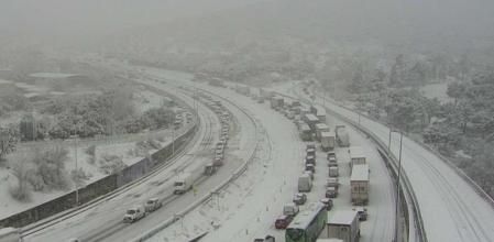 La gran nevada en Madrid complica todas las comunicaciones con la capital española&nbsp;