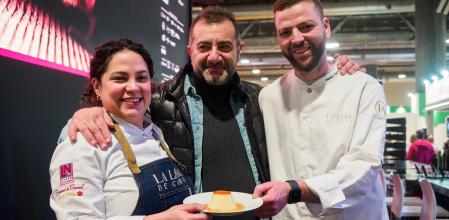 El cocinero Sergio Fernández junto a Arantxa Fuentes, al frente de la pastelería de La Leña de Cobo y Yassin Hannin, jefe de cocina