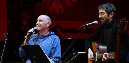 Lluís Llach junto a Borja Penalba, este martes en la primera de las dos noches donde se recordó el concierto del Palau d'Esports de 1976
