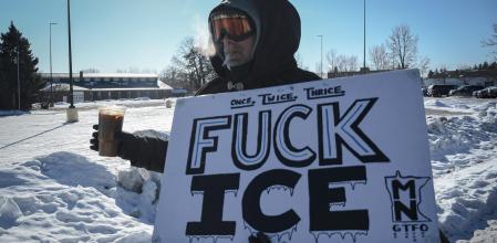 Un hombre sostiene un cartel en una protesta este martes, frente al edificio federal Whipple en Mineápolis 