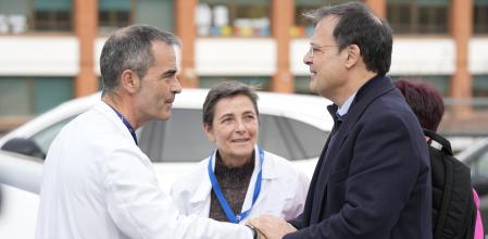El consejero vasco de Salud, Alberto Martínez (d), saluda este miércoles a los responsables del Centro de Salud Agurain-Salvatierra en Vitoria.&nbsp;