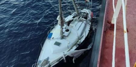 El velero 'Admirante' donde su tripulante ha sobrevivido 12 días en alta mar hasta su rescate
