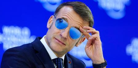 El presidente francés, Emmanuel Macron, en el foro económico de Davos, con unas gafas de aviador para ocultar un ojo dañado&nbsp;