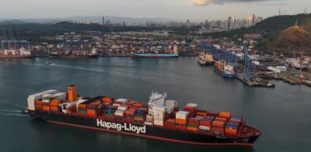 Un buque de carga navega frente al Puerto de Balboa del Canal de Panamá, administrado por CK Hutchison Holdings, en la Ciudad de Panamá