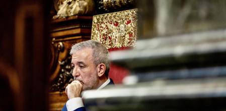 Un reflexivo Collboni atiende las intervenciones del pleno extraordinario sobre la situación de Rodalies, este viernes