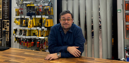 Juanki León, ferretero, 37 años: “La gente entra en la ferretería y me pregunta si tenemos tornillos”