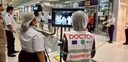 Las autoridades sanitarias aeroportuarias, con mascarillas protectoras, monitorean a los pasajeros de vuelos internacionales que llegan al Aeropuerto de Suvarnabhumi en Bangkok, Tailandia&nbsp;