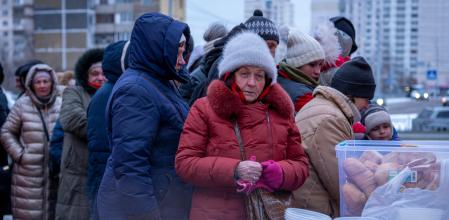 Vecinos de un barrio residencial de Kyiv sin electricidad en sus casas por los ataques rusos hacen cola para recibir comida caliente gratis este 30 de enero&nbsp;