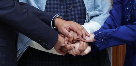 La manos entrelazadas de António Costa, Narendra Modi y Ursula von der Leyen, el martes en Nueva Delhi&nbsp;