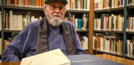 Joan Veny, a la seu de l’Institut d’Estudis Catalans amb el primer volum de l’Atles i l’últim del Petit Atles