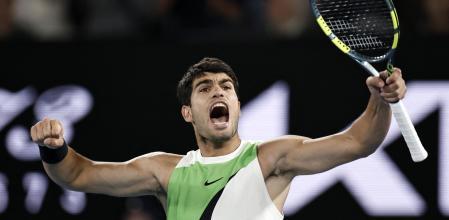 Carlos Alcaraz celebra su victoria en el Open de Australia, su séptimo título del Grand Slam, este domingo