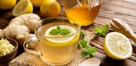 Tomar una infusión de jengibre y limón es uno de los mejores remedios naturales para mantener hidratada y protegida la garganta&nbsp;