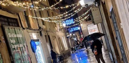 El Ayuntamiento alumbró estas guirnaldas la noche del lunes al martes