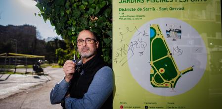 El conserje Marc Batet, con su llave, en la entrada de los jardines Piscines i Esports