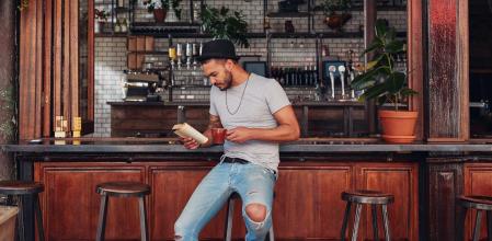 Dejarse ver leyendo libros clásicos es el nuevo postureo